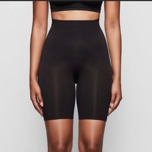 Skims XXS / XS core controlled short mid thigh